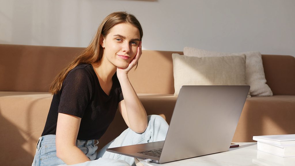 Frau sitzt vor Laptop